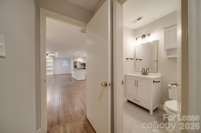 Building Photo - 6700 Castlegate Dr