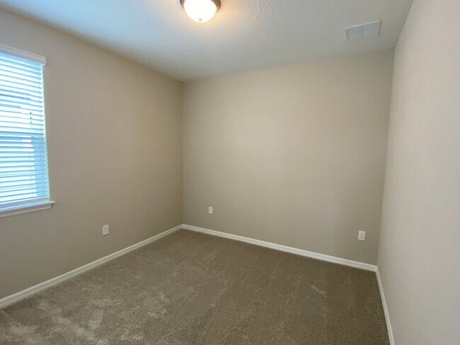 Building Photo - 4/2/5 Winter Garden Townhouse