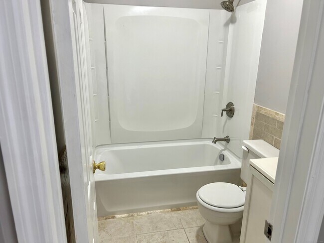 Building Photo - 144 Aspetuck Vlg