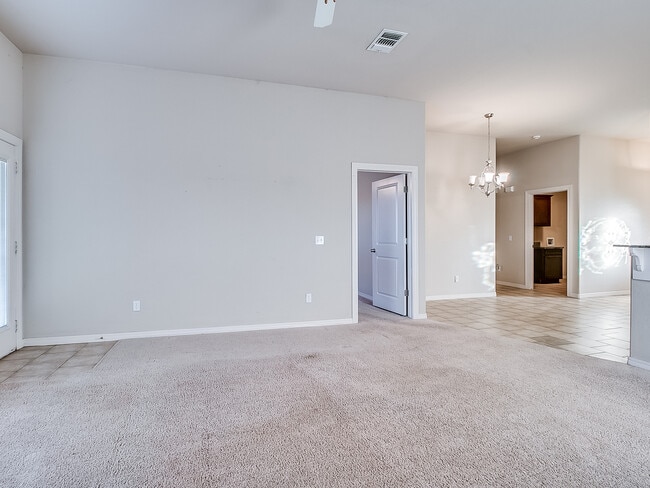 Building Photo - 4 Bedrooms/2 Baths/3Car - Deer Creek Schools - Gated Community of North Roselake Villas