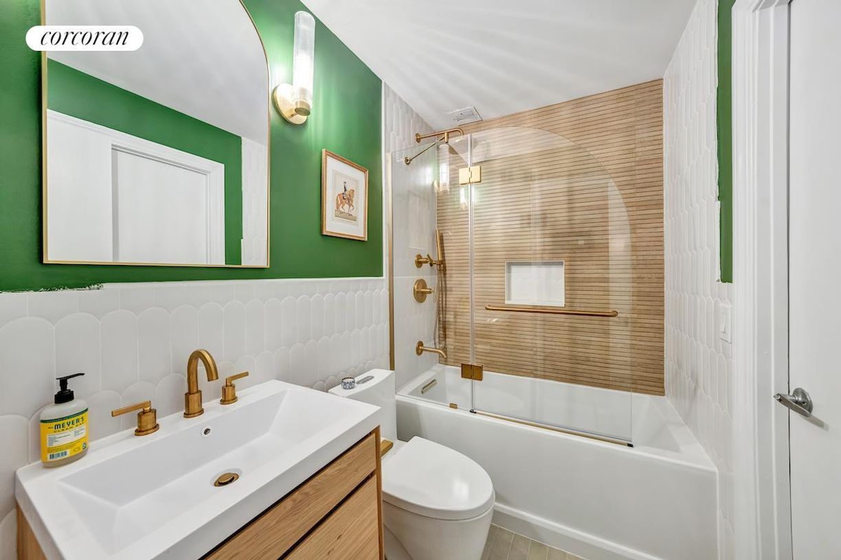 Building Photo - 425 Park Ave S