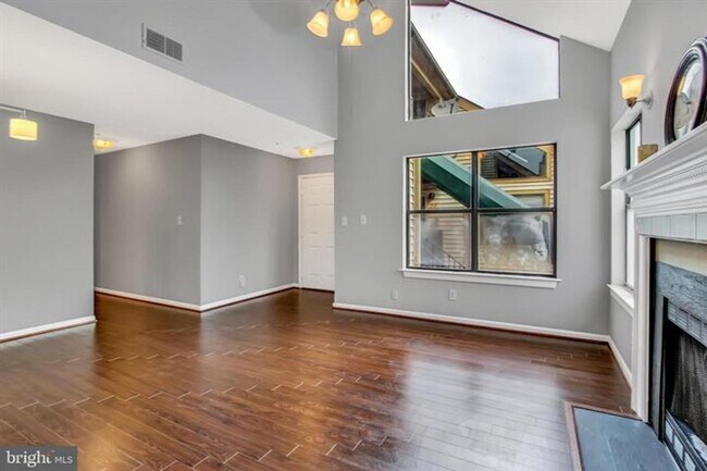 Building Photo - Gorgeous condo in Aspen Forest!