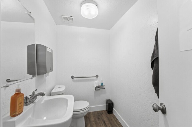 Building Photo - Central Phoenix Gem! Private Patio, Gated, Pool + Underground Parking