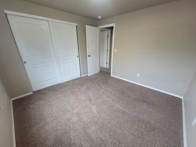 Building Photo - Charming Home on Richland– Fenced Yard, Fi...
