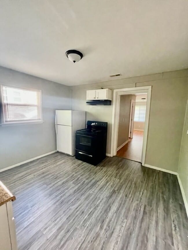Building Photo - Adorable 3 bedroom 2 bath Ranch style home...