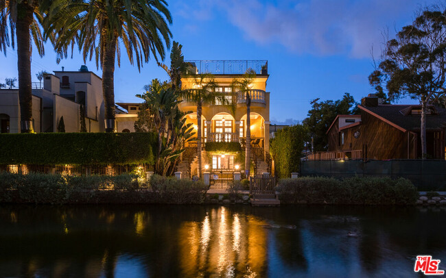 Building Photo - 405 Sherman Canal