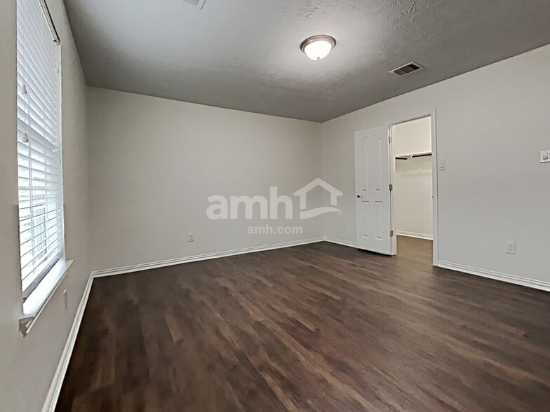 Building Photo - 2213 Oak Cir Dr N