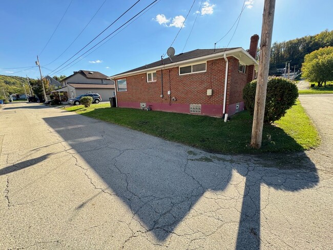 Building Photo - Updated 2 Bedroom Ranch Home in Elizabeth ...