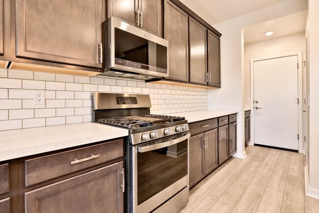 Building Photo - Gorgeous 4bed/3 bath End Unit Condo in Gil...