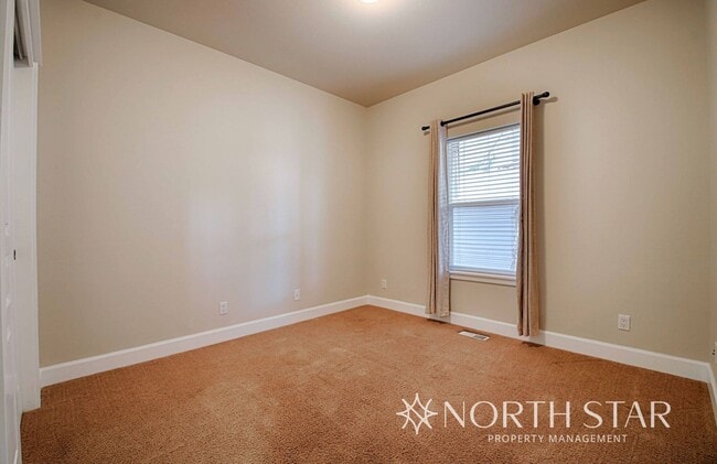Building Photo - Stunning 3 bed/3 bath in Summit West