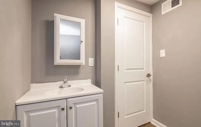 Building Photo - 207 S 49th St