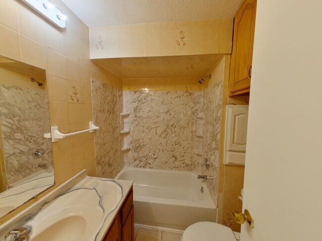 Building Photo - 806 N Terrace