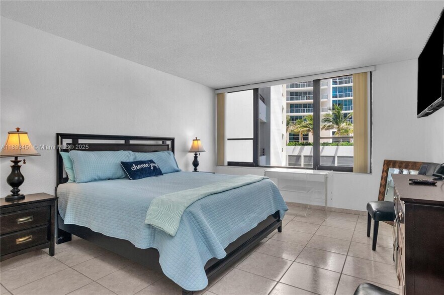 Building Photo - 3505 S Ocean Dr