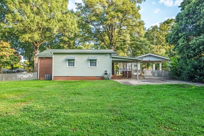 Building Photo - Well-maintained 3-bedroom, 1-bath all brick ranch offering 1,253 sq. ft. of functional living space