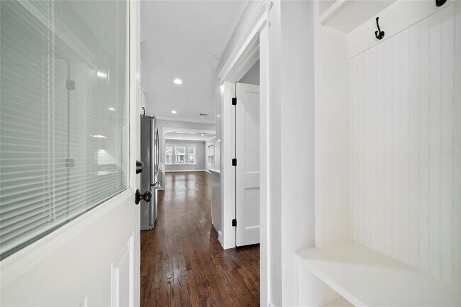 Building Photo - 813 Woodard St