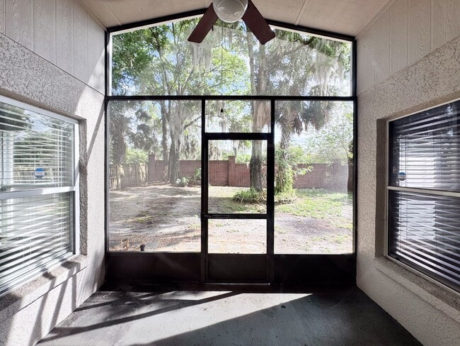 Building Photo - Beautifully upgraded 3/2 with double car garage!