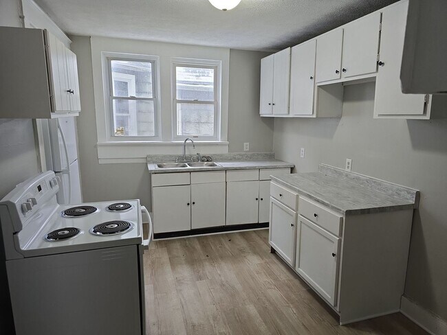 Building Photo - 5 Bedroom 2 Bathroom Home! Large Front Porch! Nice backyard!