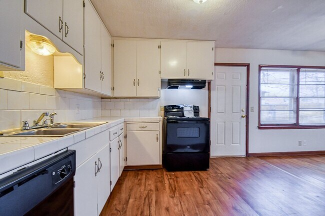 Building Photo - Charming Central Norman Home!