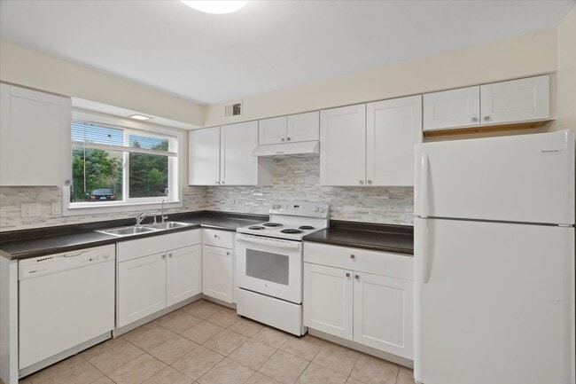 Building Photo - 9458 Bay Colony Dr