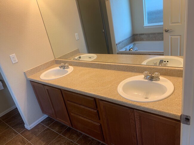 Building Photo - Gorgeous 7 Bed/3.5 Bath Home for Rent in C...