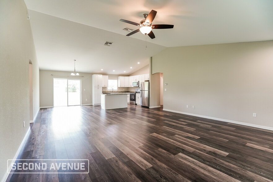 Building Photo - 576 Marion Oaks Manor