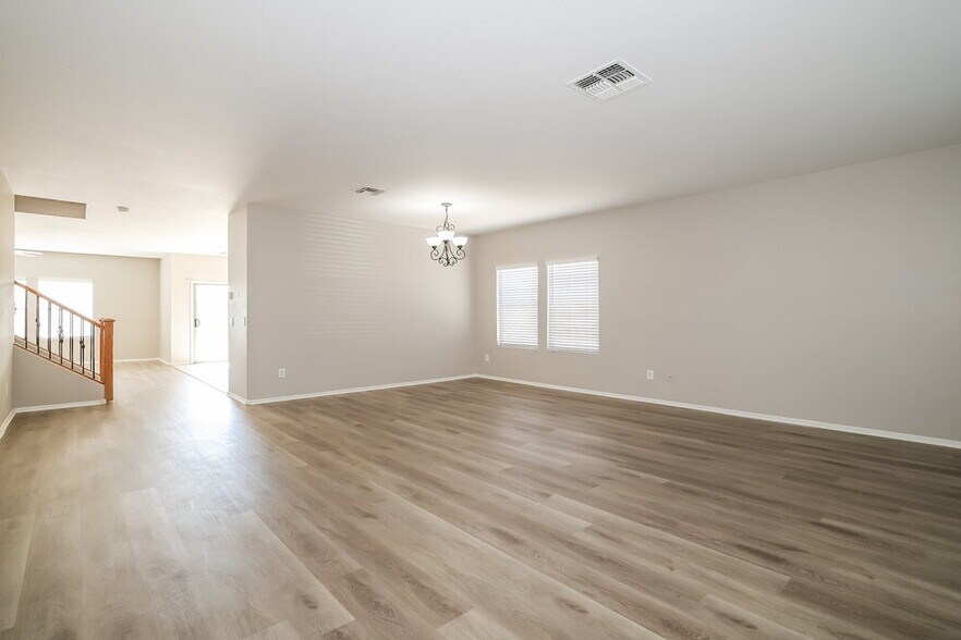 Building Photo - 2413 W Chipman Rd