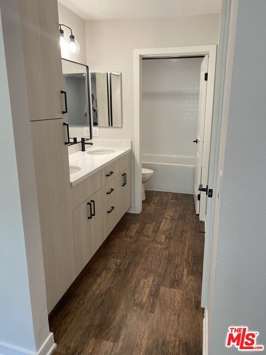 Building Photo - 7660 Beverly Blvd