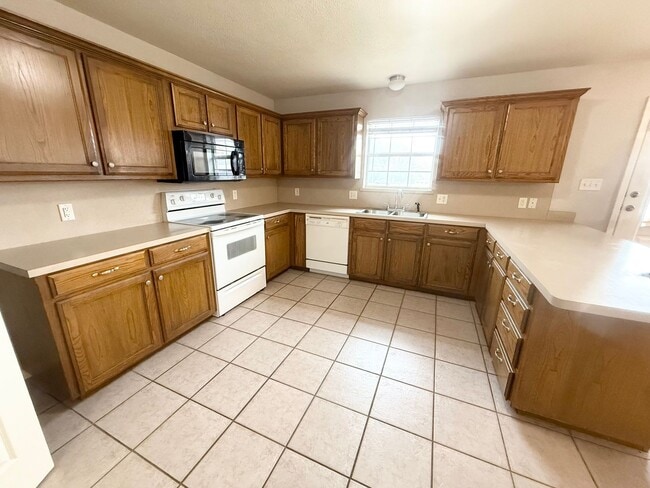 Building Photo - 801 Hickory St