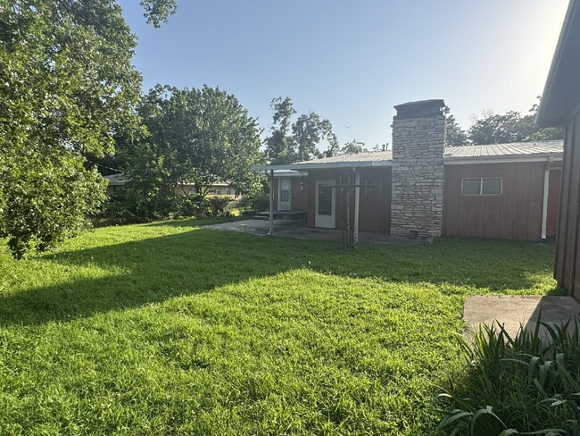 Building Photo - 3 bedroom 2 bath over 2000 sq ft, one bloc...