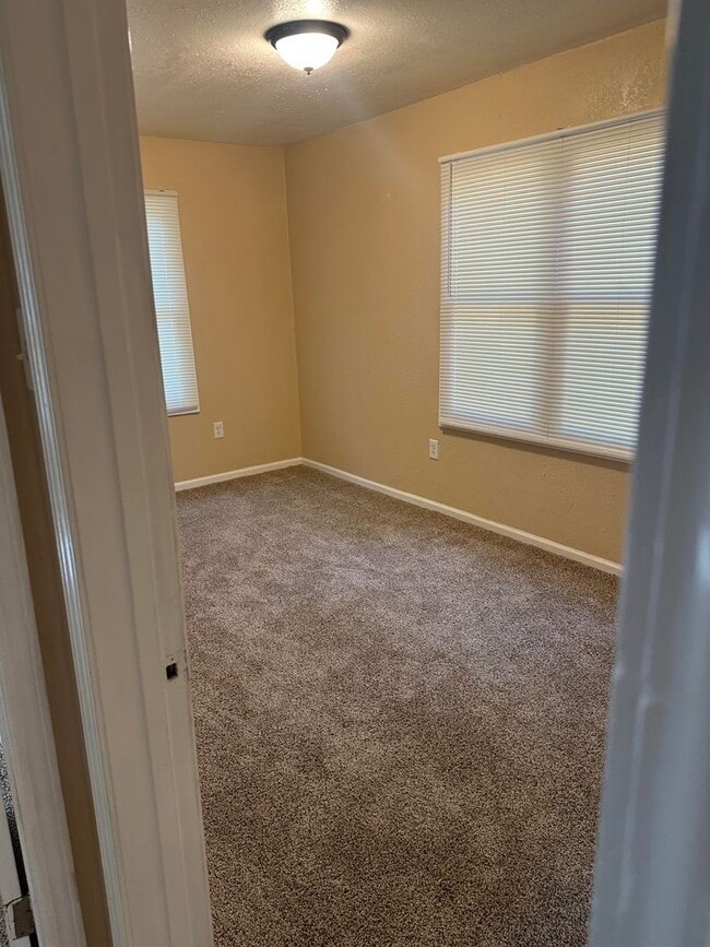Building Photo - Newly Remodeled 2 Bed 1 Bath home!