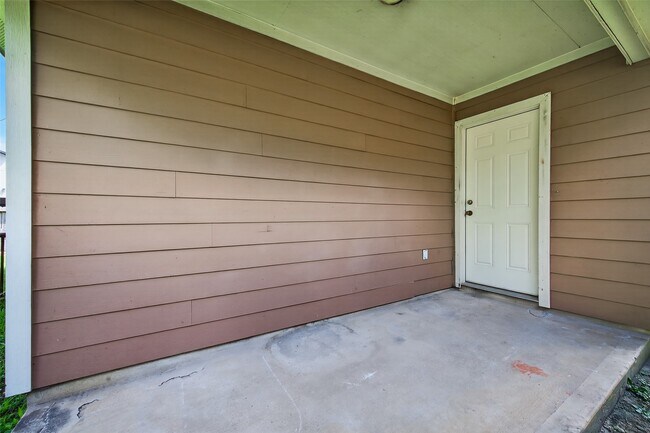 Building Photo - 8002 Colonial Ln