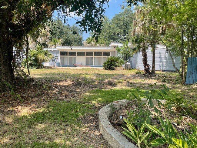 Building Photo - 3 BR 2.5 bath - Gonzales