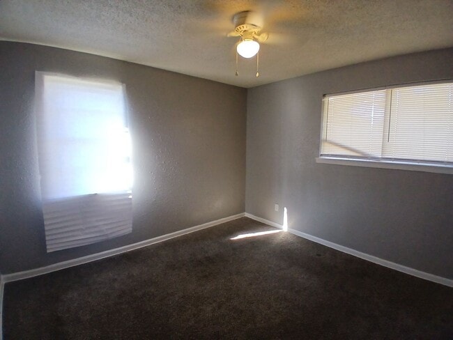 Building Photo - Move in Ready 4 Bedroom, 1 Bath | Open to Section 8