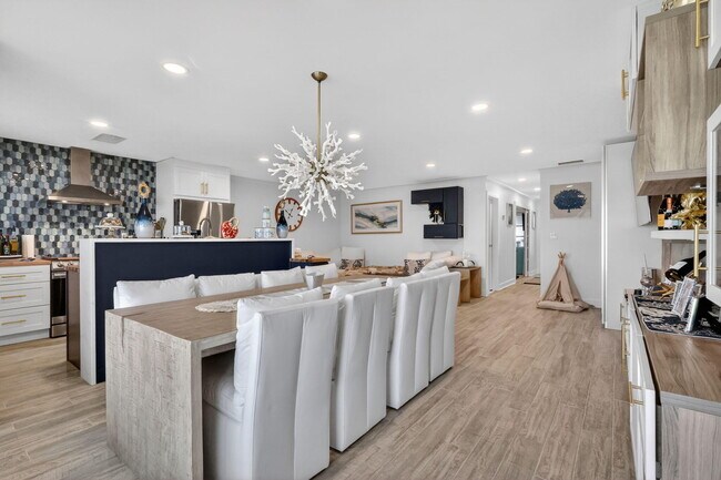 Building Photo - 212 W High Point Terrace