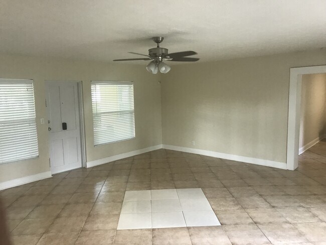 Building Photo - Large Old West Tampa Home