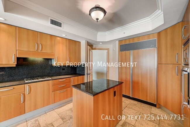 Building Photo - 3 BEDROOM 3 BATH LUXURY HIGH RISE CONDOMIN...