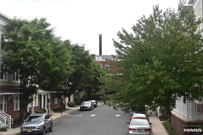 Building Photo - 129 Central Pl