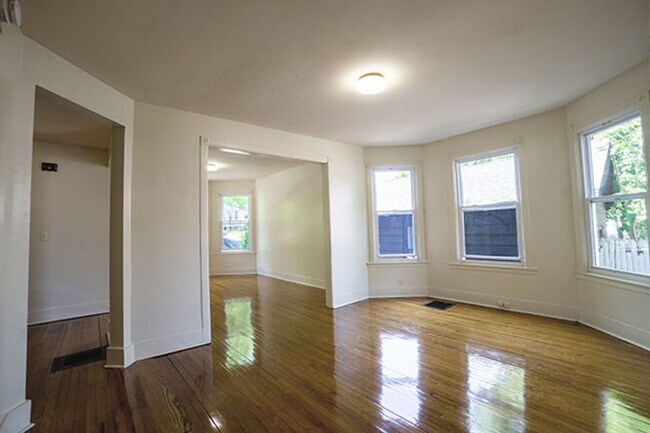 Building Photo - Available 06/01/26 - 5 Bedroom Townhouse c...