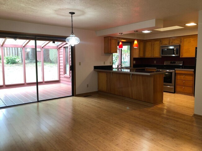 Building Photo - 2250 Dorchester Dr S