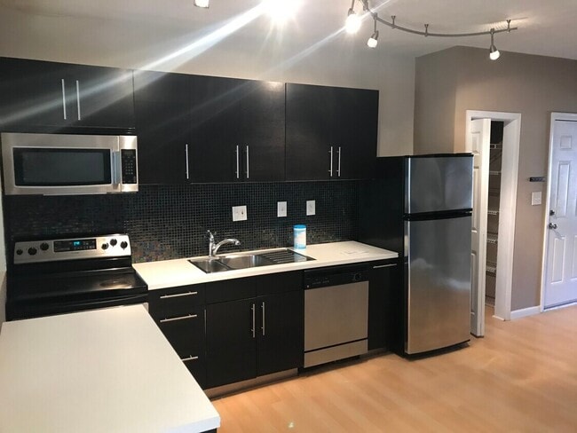 Building Photo - 1115 Penn St NE