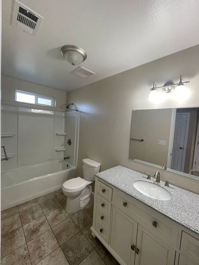 Building Photo - 354 1/2 S. G ST- 3 BEDROOM 1 BATH- EXETER