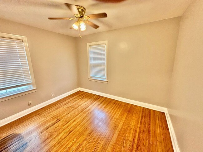 Building Photo - 3b /1 ba House on Berry Blvd - Fenced, Basement, Pets OKAY!