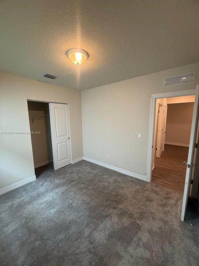 Building Photo - 3141 Tamarind Dr