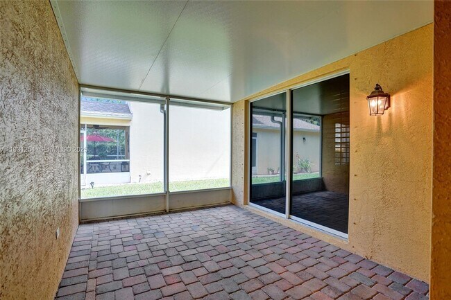 Building Photo - 2057 SE Avon Park Dr