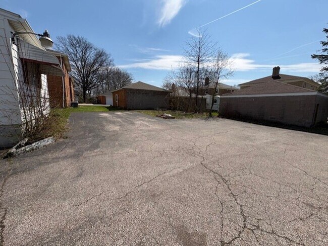 Building Photo - 1724-1726 Tanglewood Dr Akron OH 44313 MFH2 .PW .T1