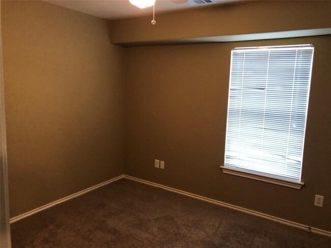 Building Photo - 17167 Oakwood Chase Dr