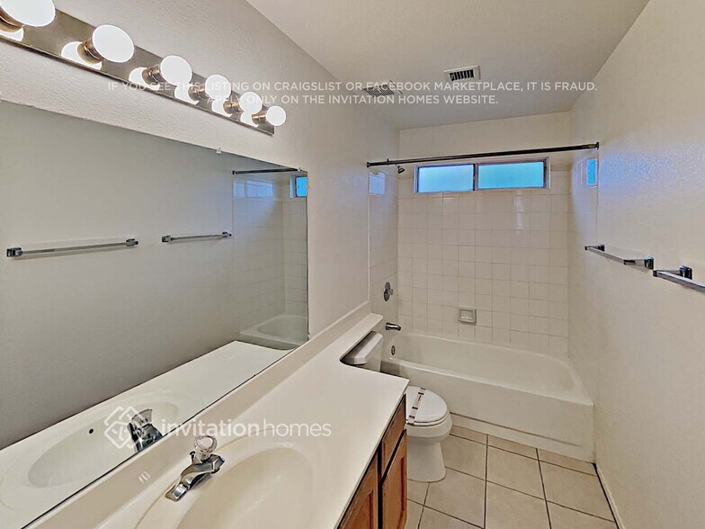 Building Photo - 1022 S Surfside Dr