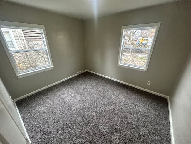 Building Photo - Charming 3-Bedroom Home Near North Toledo