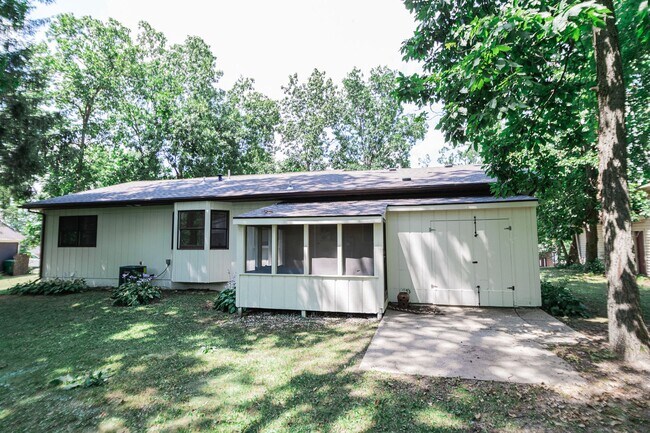 Building Photo - 3 bed 2 bath Home in Lakes of the Four Sea...