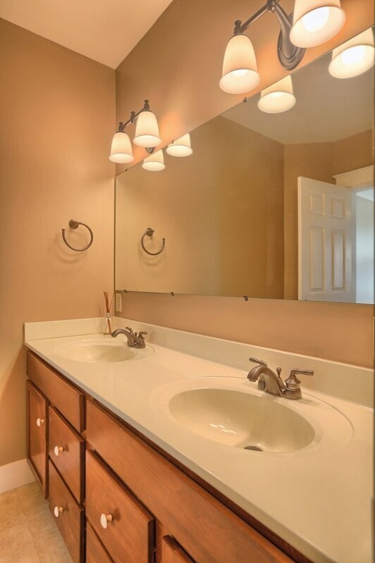 Building Photo - 353 W King St